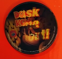Rare 1999 Nintendo 64 Lenticular Donkey Kong 64 button pin (one) , mint