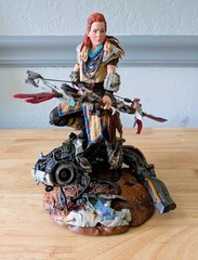 Horizon Zero Dawn Aloy Statue, Dark Horse Art Book, with Collector Display Box
