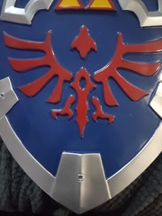 HYLIAN SHIELD THE LEGEND OF ZELDA Nintendo POLYRESIN SHIELD w/handles & hanger
