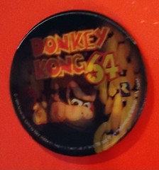 Rare 1999 Nintendo 64 Lenticular Donkey Kong 64 button pin (one) , mint