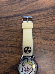 ThinkGeek Fallout RadGlow Glow in the Dark Watch RARE