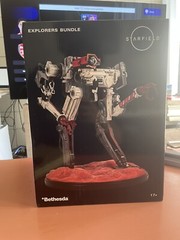 Starfield Explorer’s Bundle Collector’s Statue + Stickers LE 800