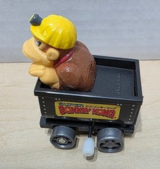 Rare Vintage 1998 Japanese Nintendo Donkey Kong Country Minecart Wind-Up Toy Set