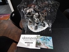 Horizon: Forbidden West Edition Tremortusk and Mini Aloy Statue And Art Book