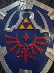 HYLIAN SHIELD THE LEGEND OF ZELDA Nintendo POLYRESIN SHIELD w/handles & hanger
