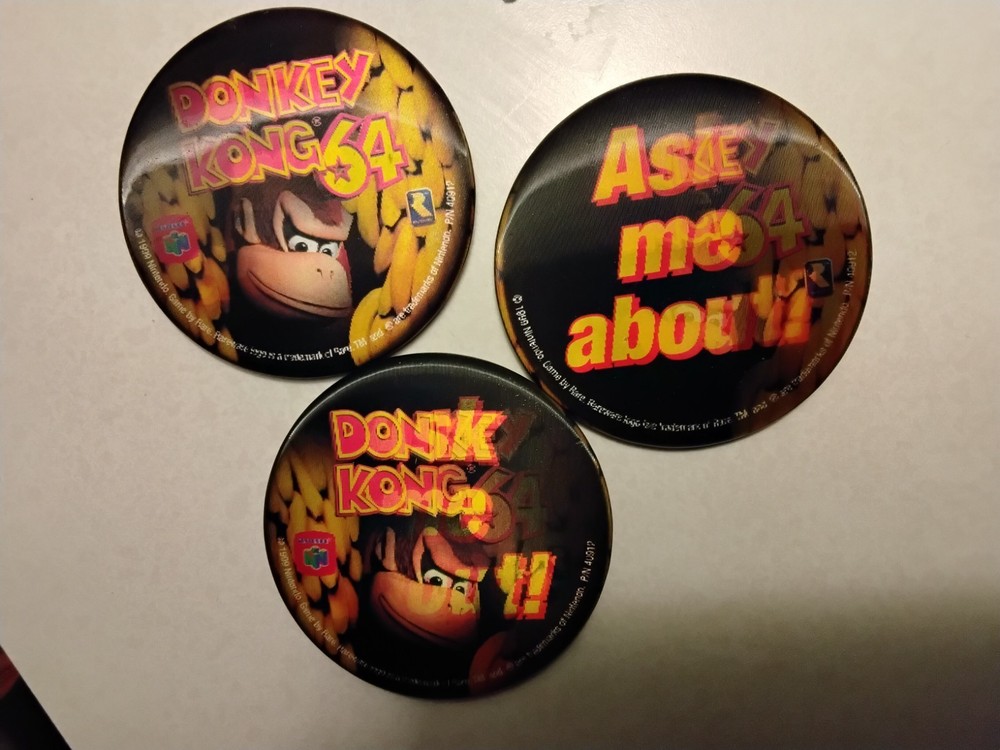 Rare 1999 Nintendo 64 Lenticular Donkey Kong 64 button pin (one) , mint