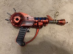 KAMI ARTS CALL OF DUTY RAY GUN REPLICA STATUE #386/2000(READ DESCRIPTION)