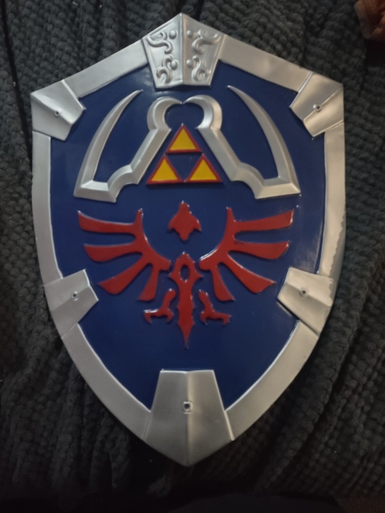 HYLIAN SHIELD THE LEGEND OF ZELDA Nintendo POLYRESIN SHIELD w/handles & hanger