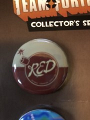 Team Fortress 2 Loot Crate Exclusive 4 Pin Button Set New on Card